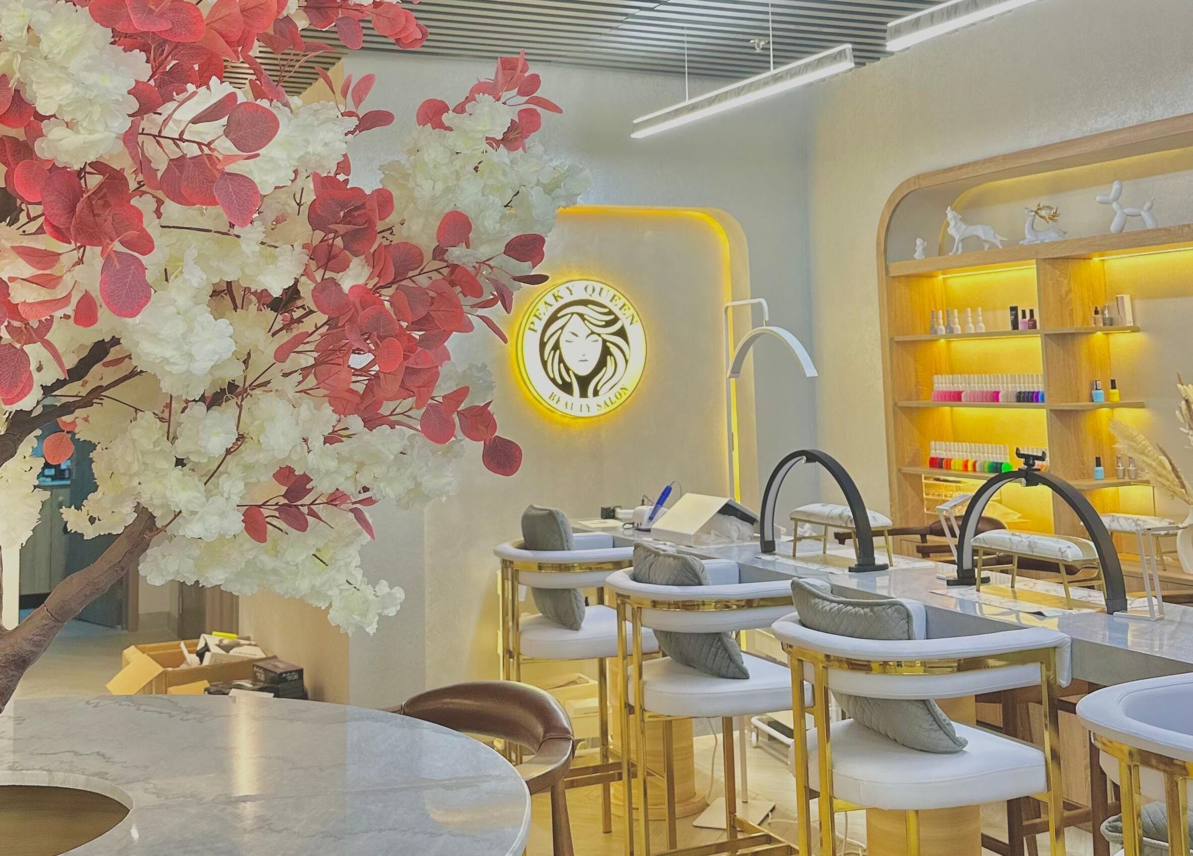 Peaky Queen Beauty Salon in Dubai, AE with elegant decor and floral accents for a luxurious experience.