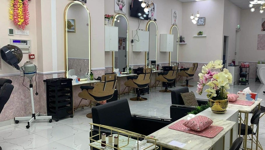 Pretty Pink Ladies Salon billede 1