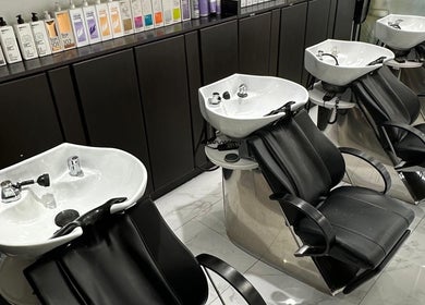 Chic wash stations at Leonardo Trigueros Salon & Spa, Fort Lauderdale, Florida, US, offering premium hair care.