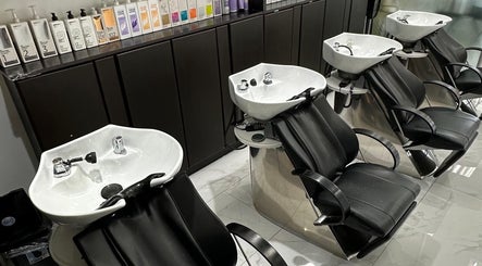 Chic wash stations at Leonardo Trigueros Salon & Spa, Fort Lauderdale, Florida, US, offering premium hair care.