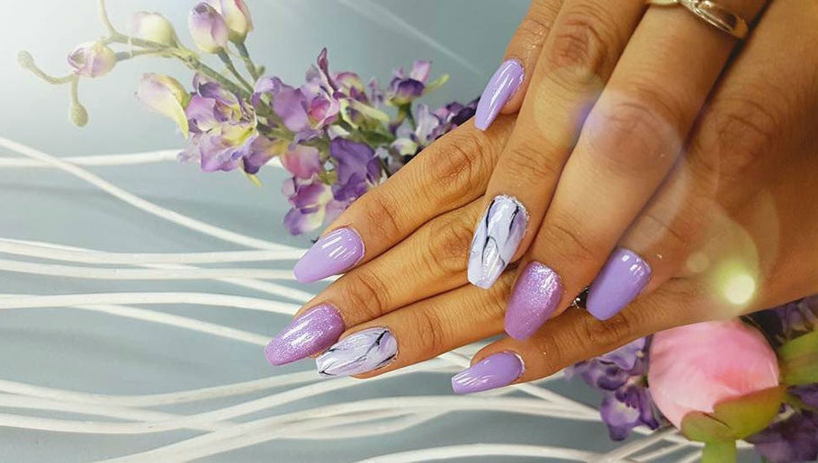 Hottips Lux Nails& Spa image 1