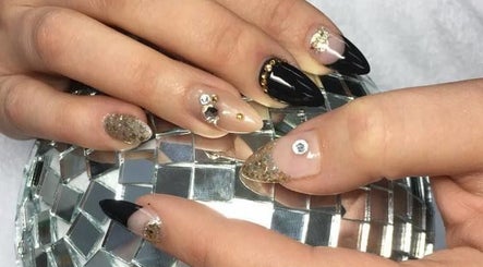 Hottips Lux Nails& Spa image 2