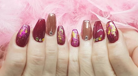 Hottips Lux Nails& Spa image 3