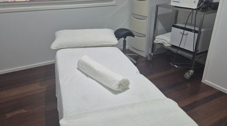 Comfortable therapy room at Shock Wave Therapy Gold Coast, Benowa, Queensland, AU with a plush treatment bed.