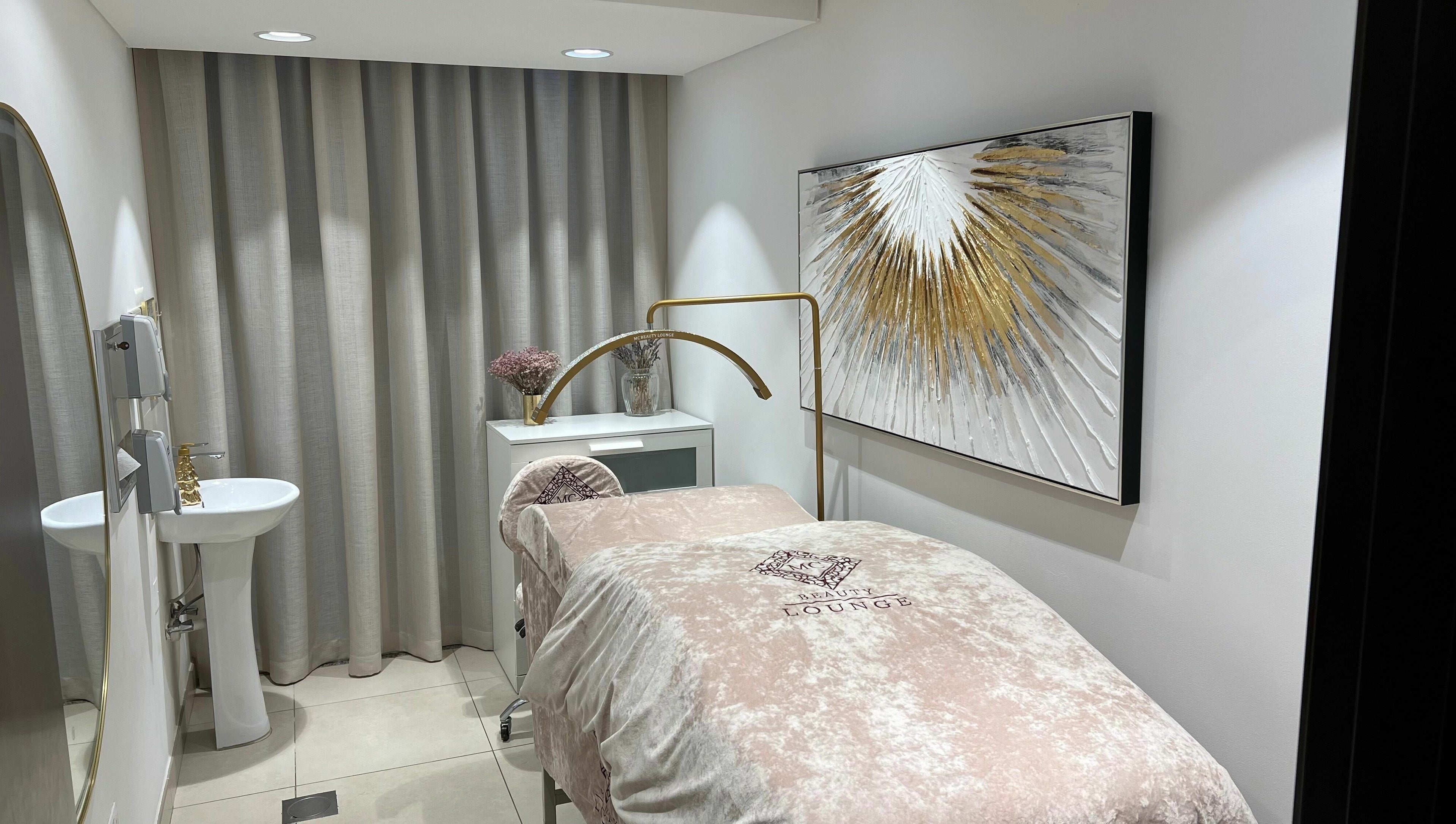Elegant treatment room at MC Beauty Lounge, دبي, دبي, AE, featuring chic decor and a comfortable massage table.