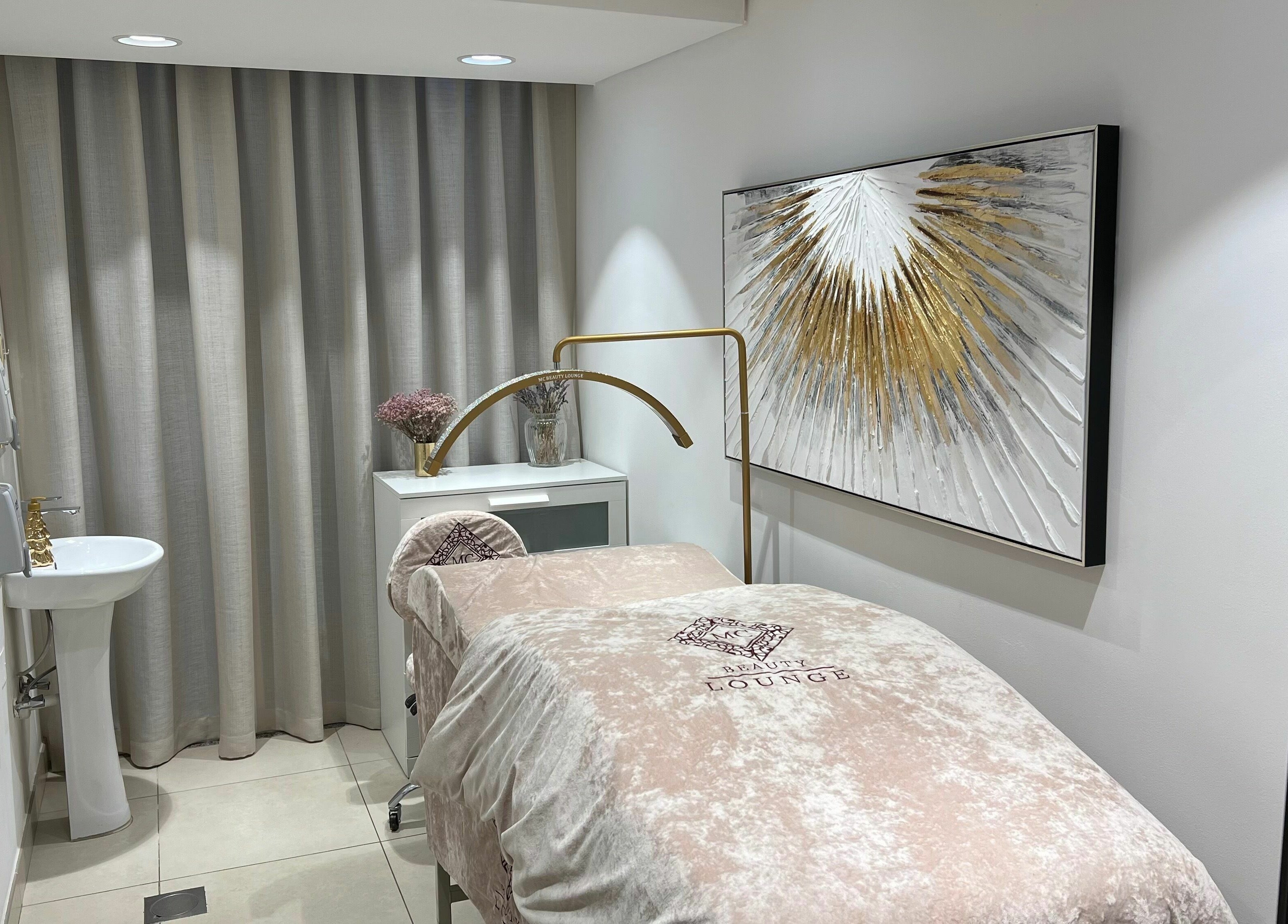 Elegant treatment room at MC Beauty Lounge, دبي, دبي, AE, featuring chic decor and a comfortable massage table.