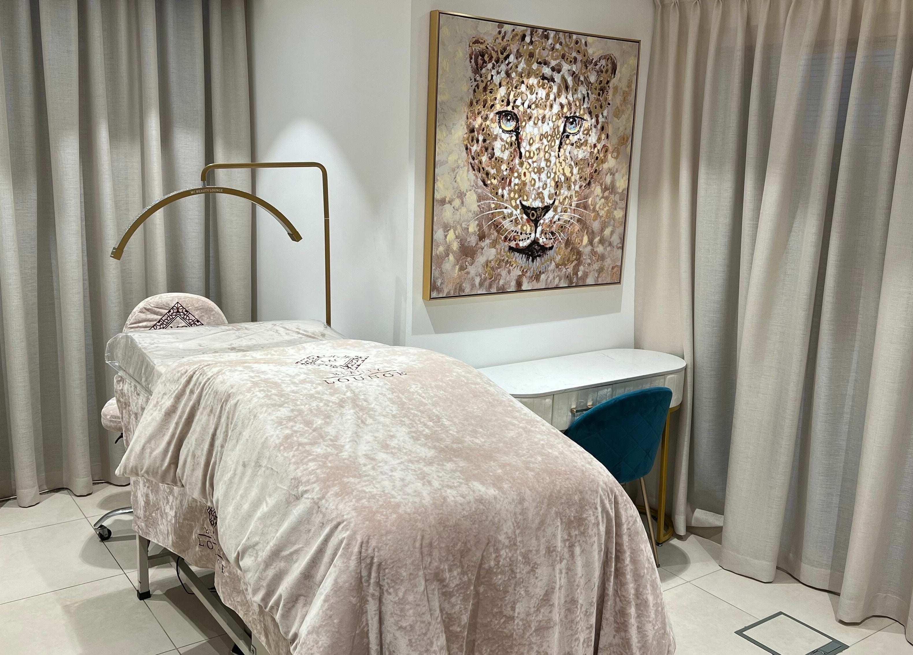 Elegant treatment room at MC Beauty Lounge, دبي, دبي, AE, featuring a plush bed and artistic decor.