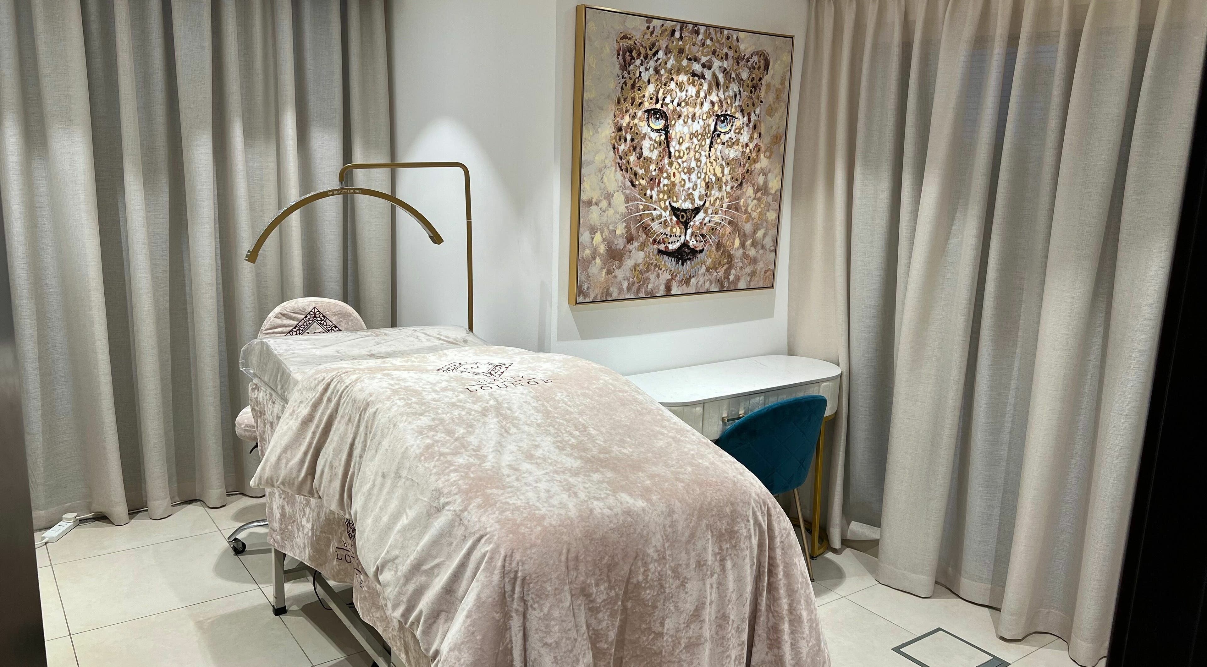 Elegant treatment room at MC Beauty Lounge, دبي, دبي, AE, featuring a plush bed and artistic decor.