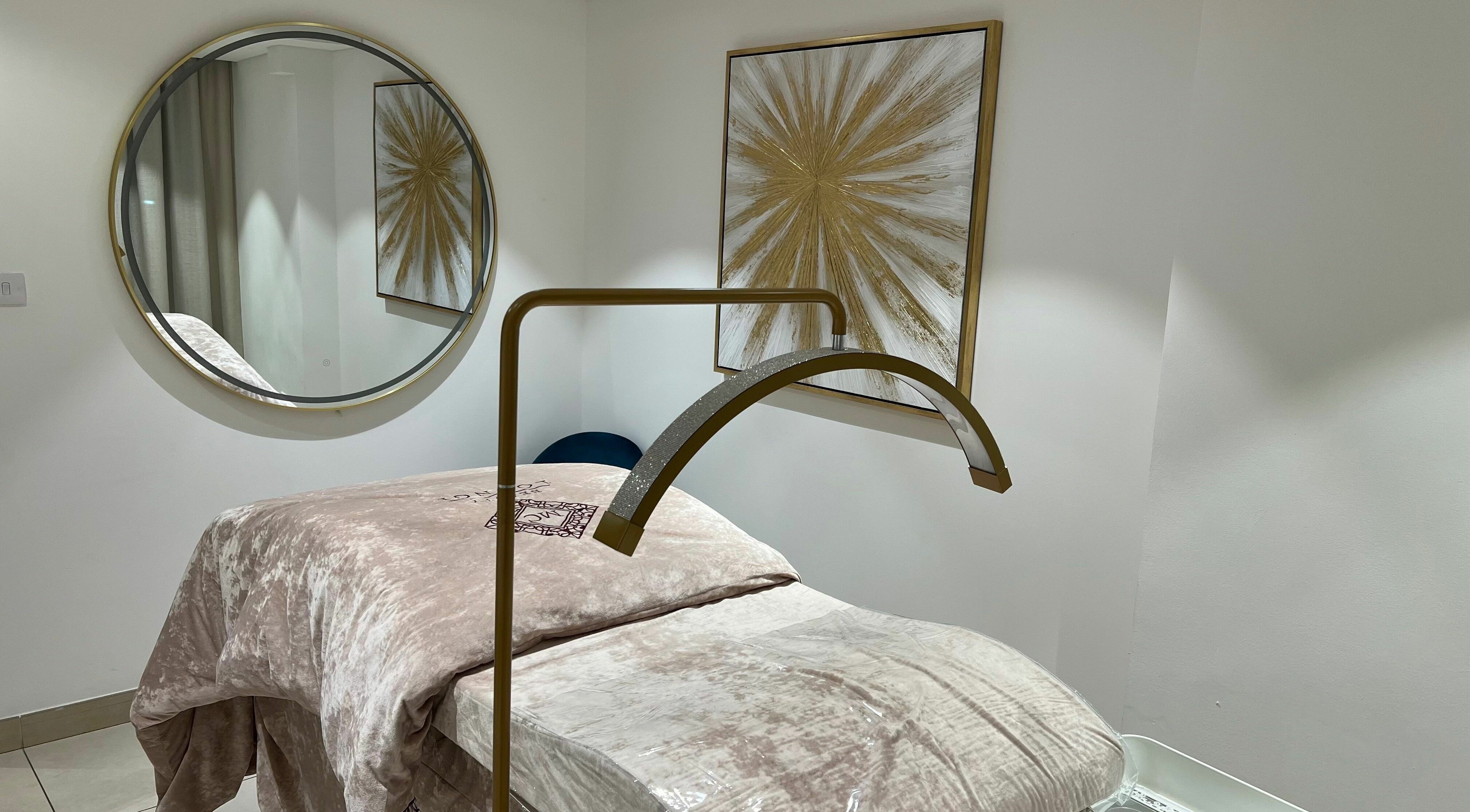 Relaxing treatment room at MC Beauty Lounge, دبي, دبي, AE, featuring a plush bed and elegant decor.