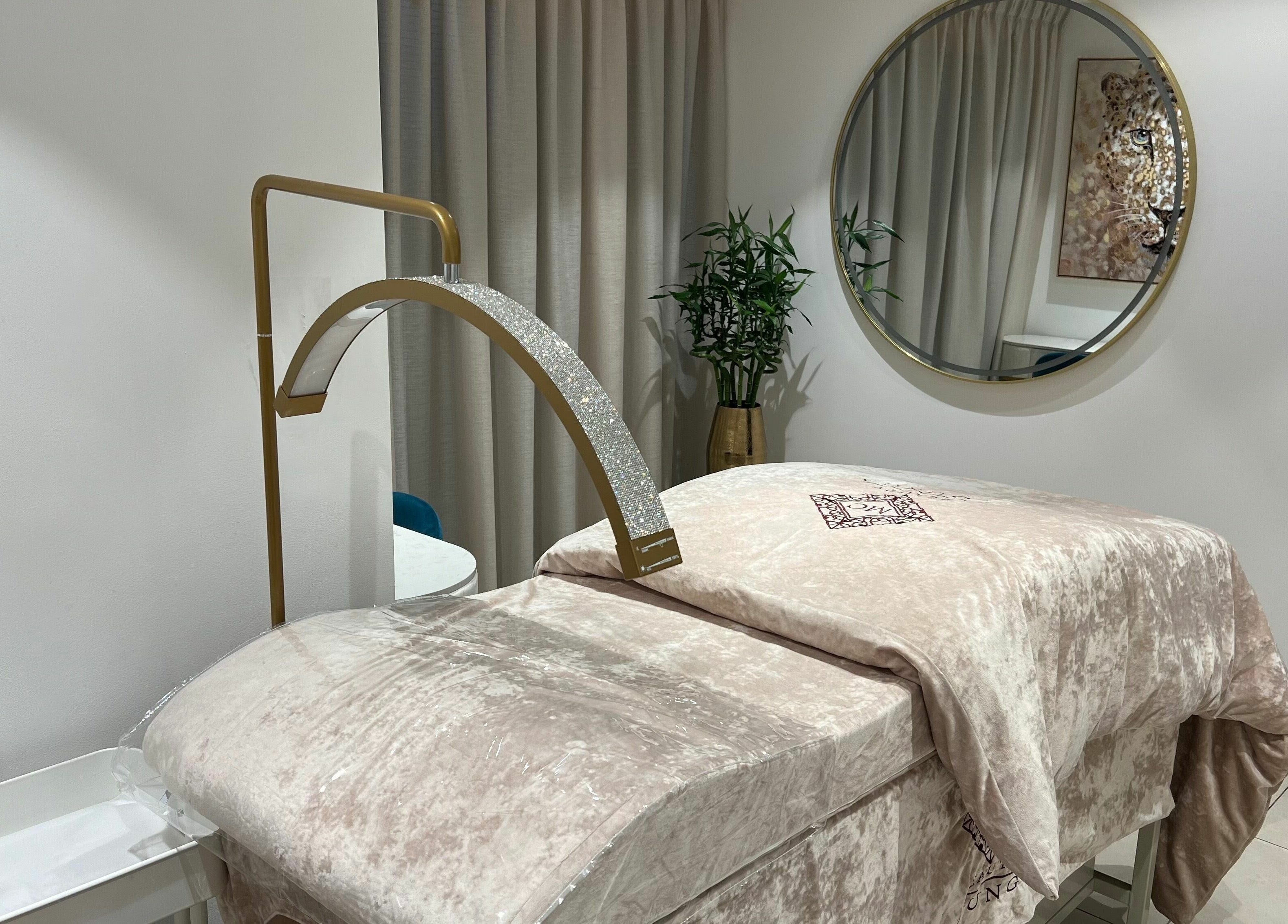 MC Beauty Lounge's elegant treatment room with plush bed in دبي, دبي, AE.