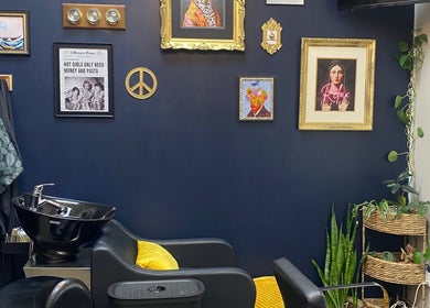 Chic salon interior at Katie Image Studios #125, Lee's Summit, Missouri, US with stylish wall art.