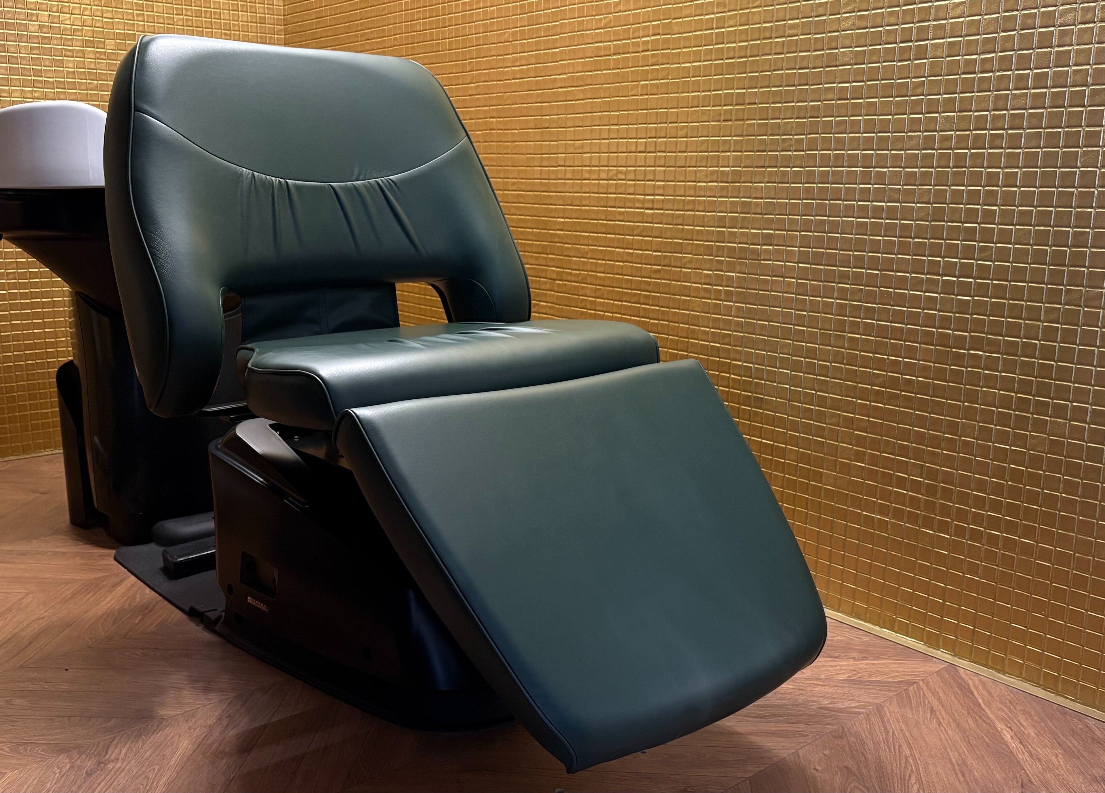 Luxury salon chair at Rodeo Drive Beauty, Limassol, Lemesos, CY, emphasizing premium comfort and elegance.