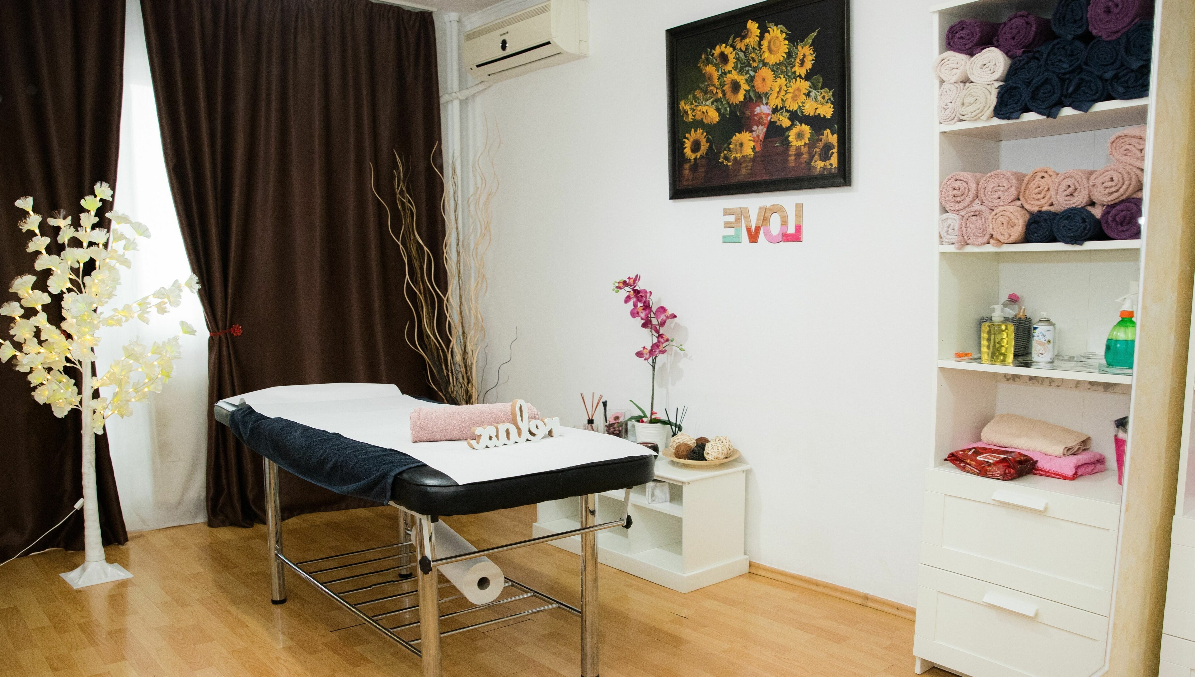 Spațiu de relaxare la Body Safe - Militari, București, București, RO cu pat de masaj și prosoape organizate.