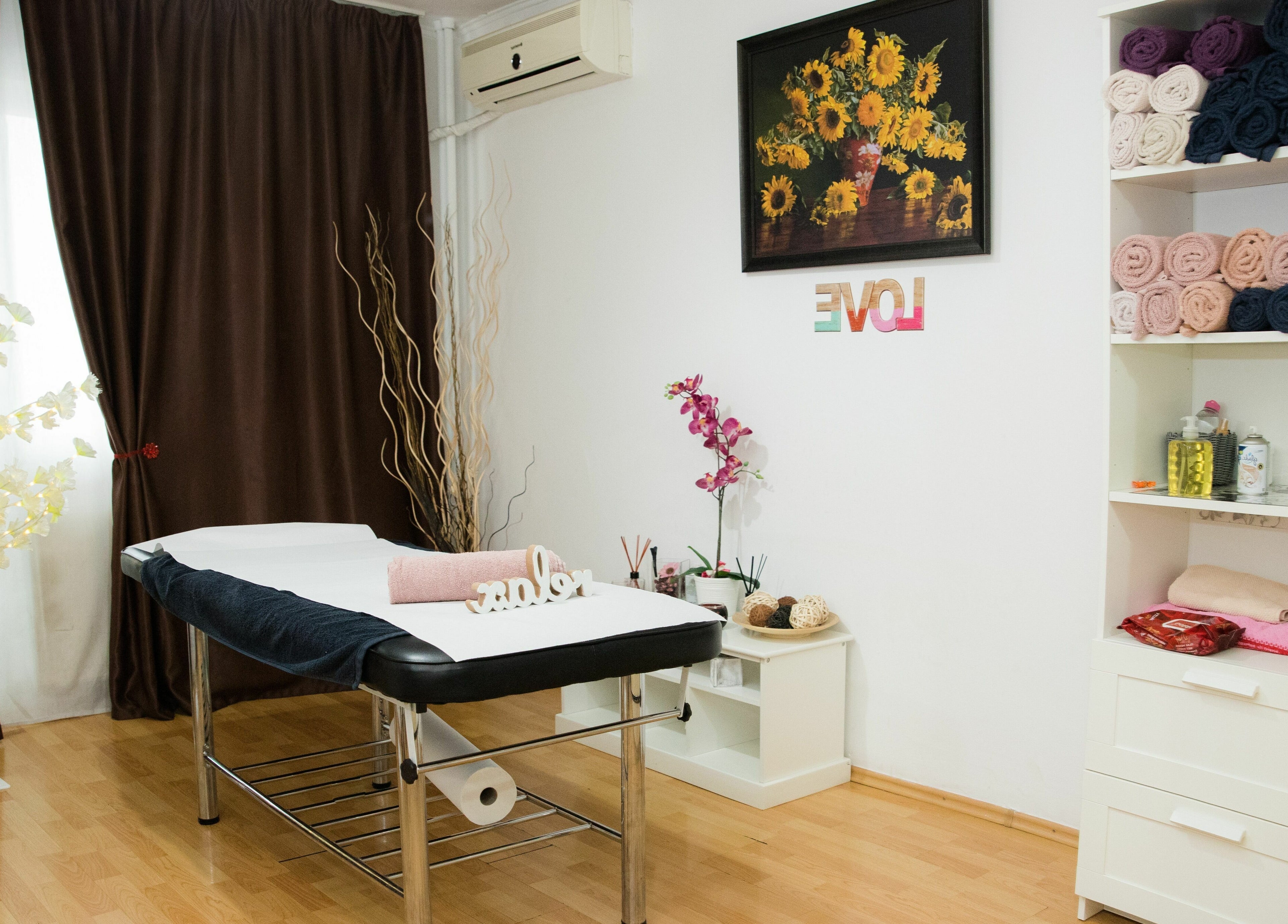 Spațiu de relaxare la Body Safe - Militari, București, București, RO cu pat de masaj și prosoape organizate.