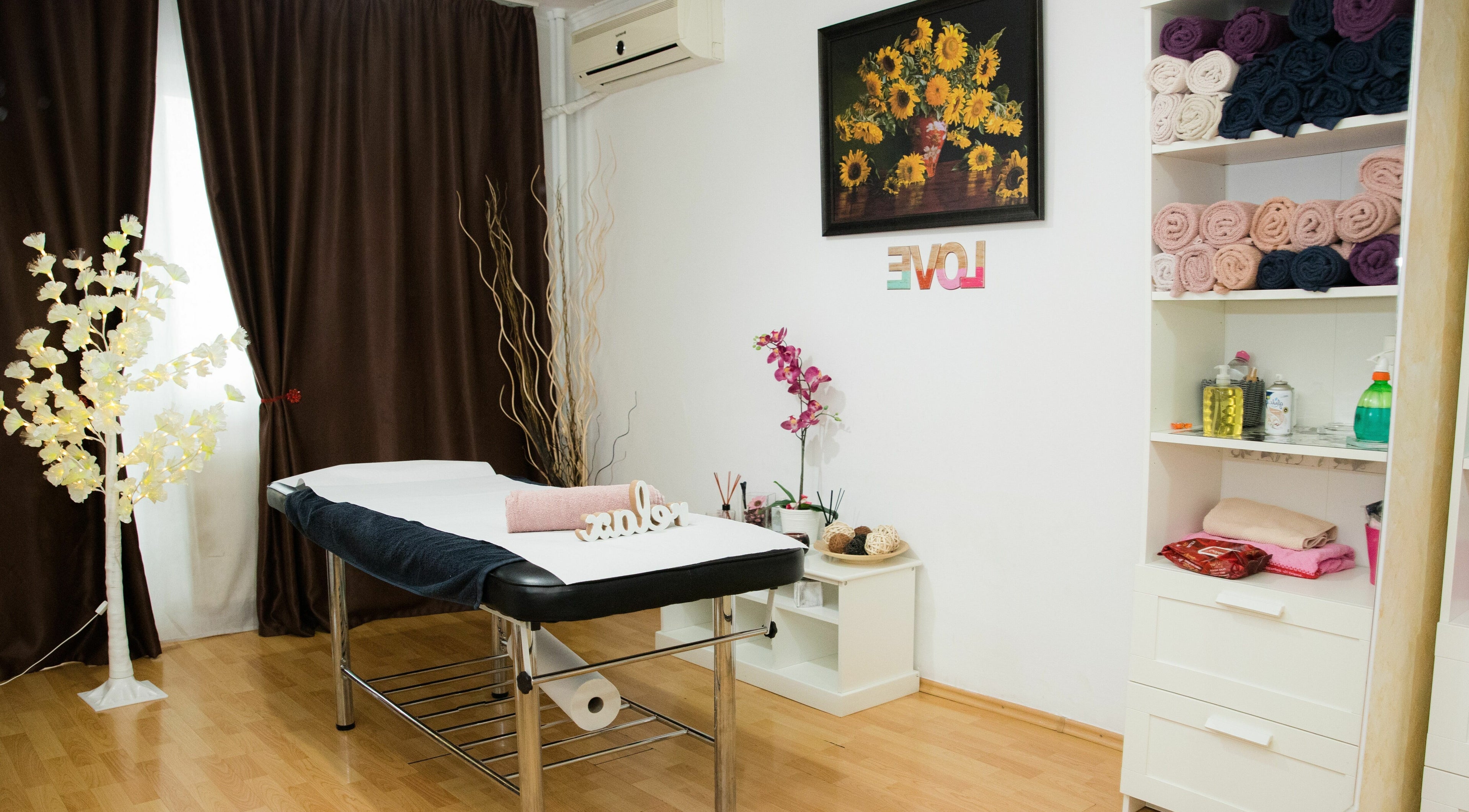 Spațiu de relaxare la Body Safe - Militari, București, București, RO cu pat de masaj și prosoape organizate.