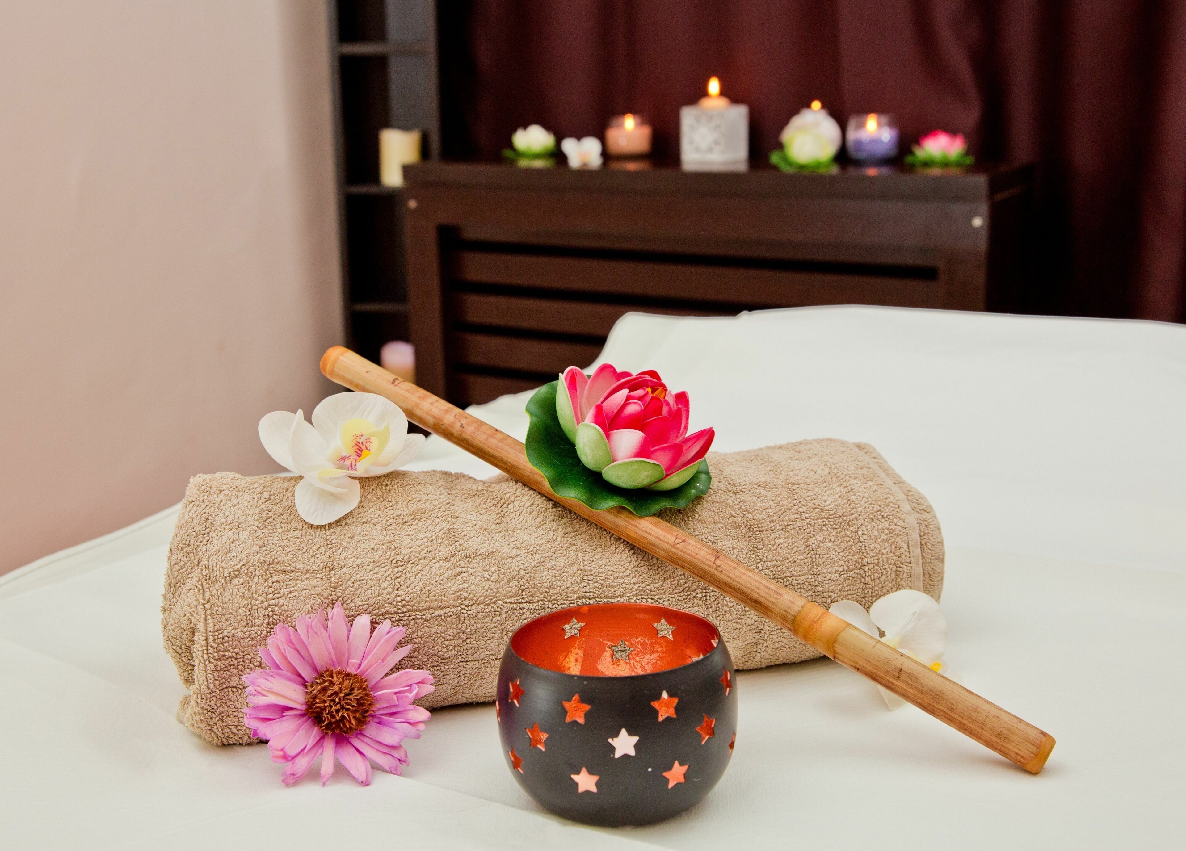 Decor spațiu de masaj la Body Safe - Militari, București, București, RO, cu lumânări și flori relaxante.