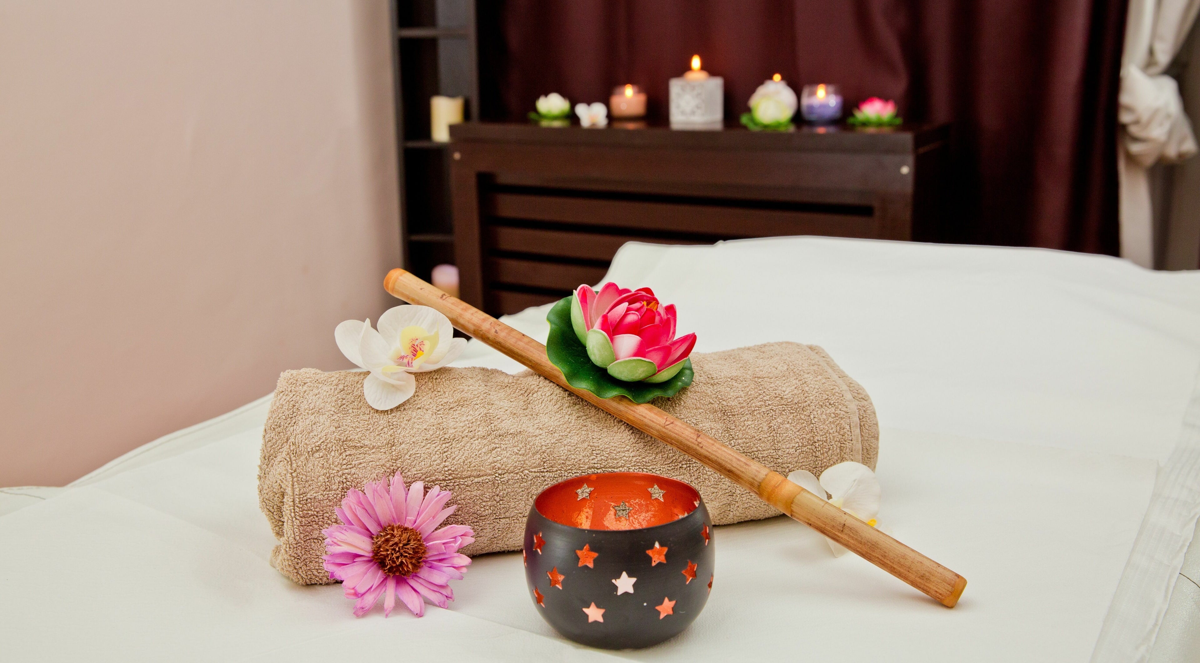 Decor spațiu de masaj la Body Safe - Militari, București, București, RO, cu lumânări și flori relaxante.