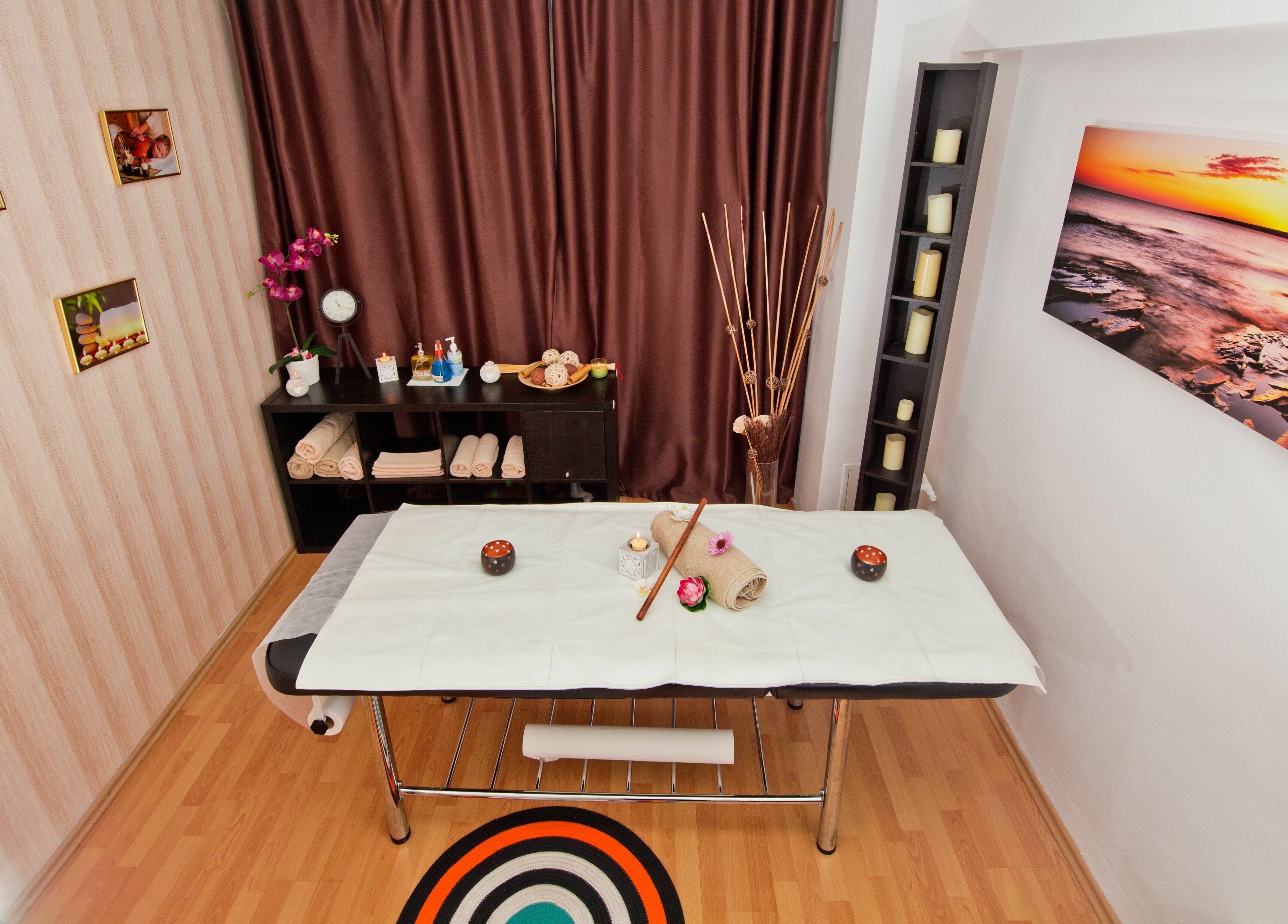 Masă de masaj elegantă la Body Safe - Militari, București, București, RO, cu decor relaxant și lumânări.