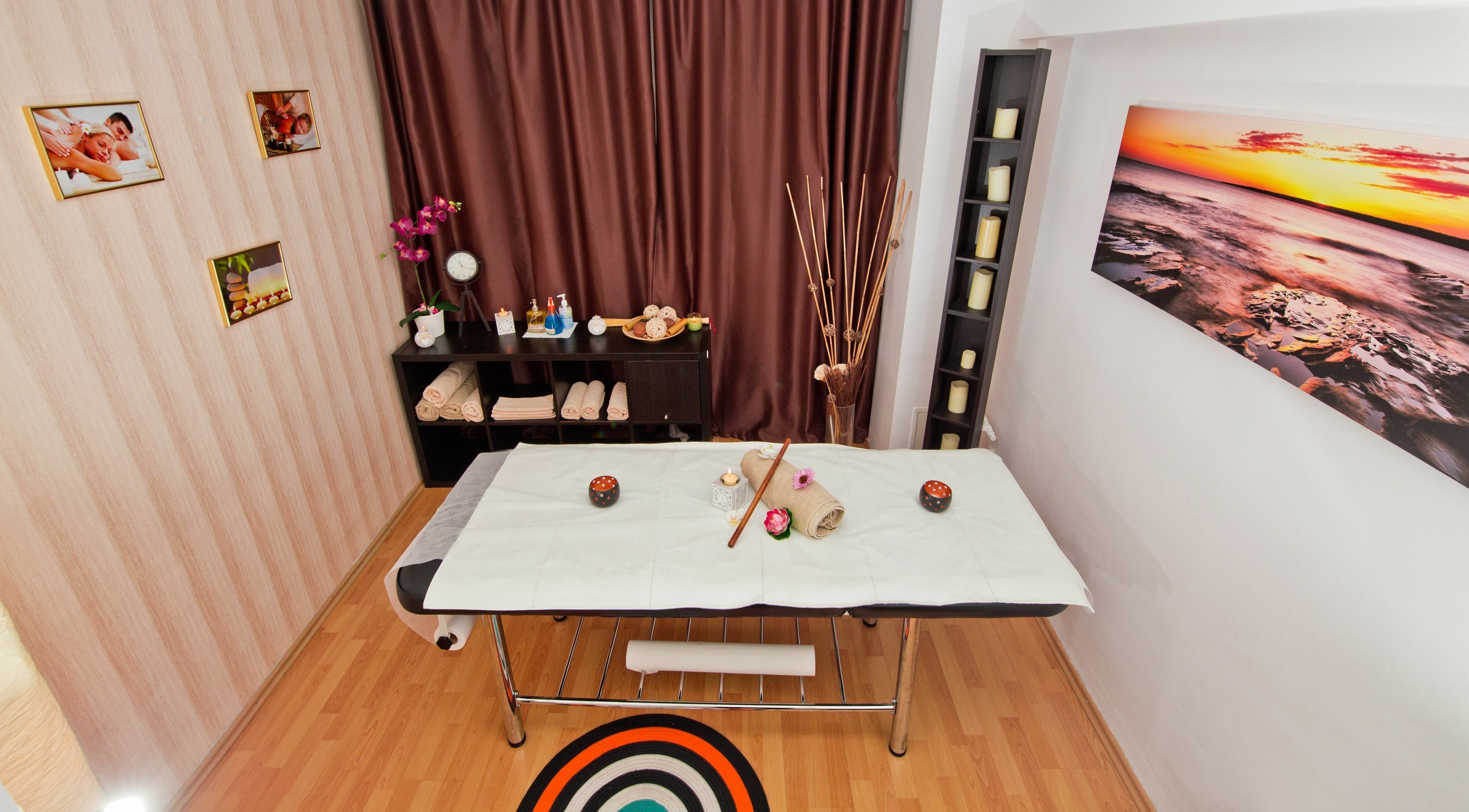 Masă de masaj elegantă la Body Safe - Militari, București, București, RO, cu decor relaxant și lumânări.