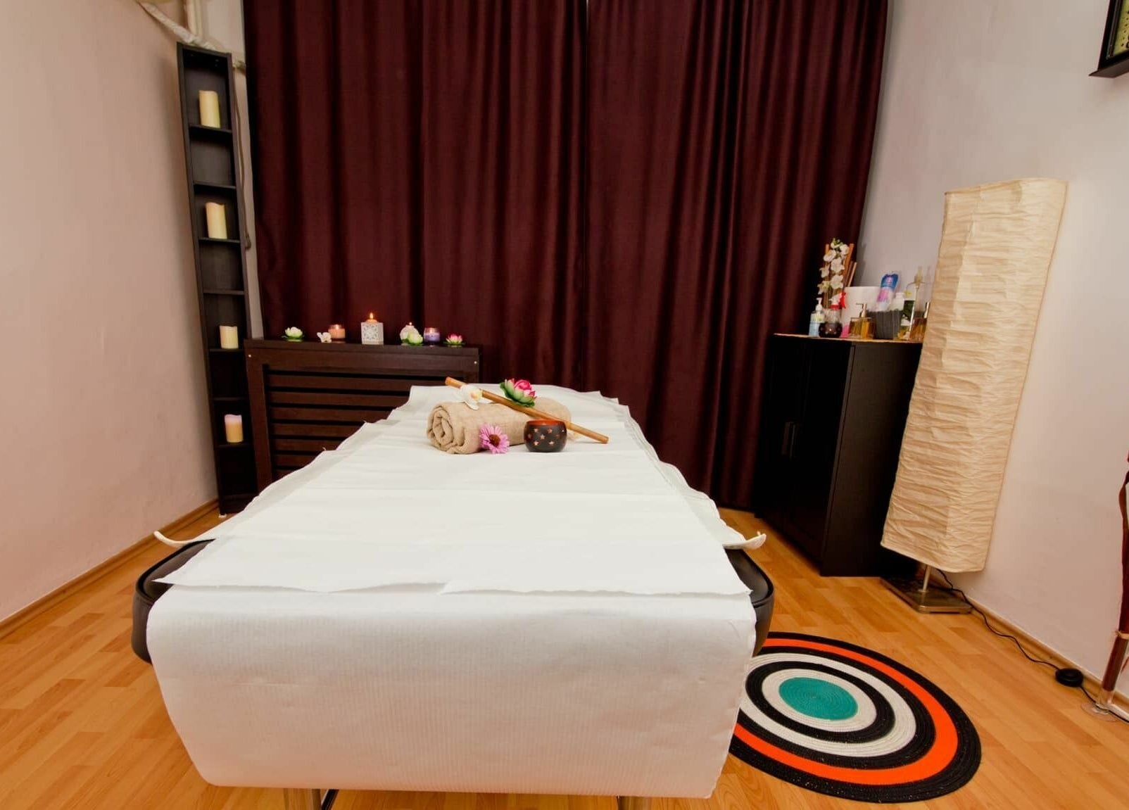 Masă de masaj iluminată de lumânări la Body Safe - Militari, București, București, RO.