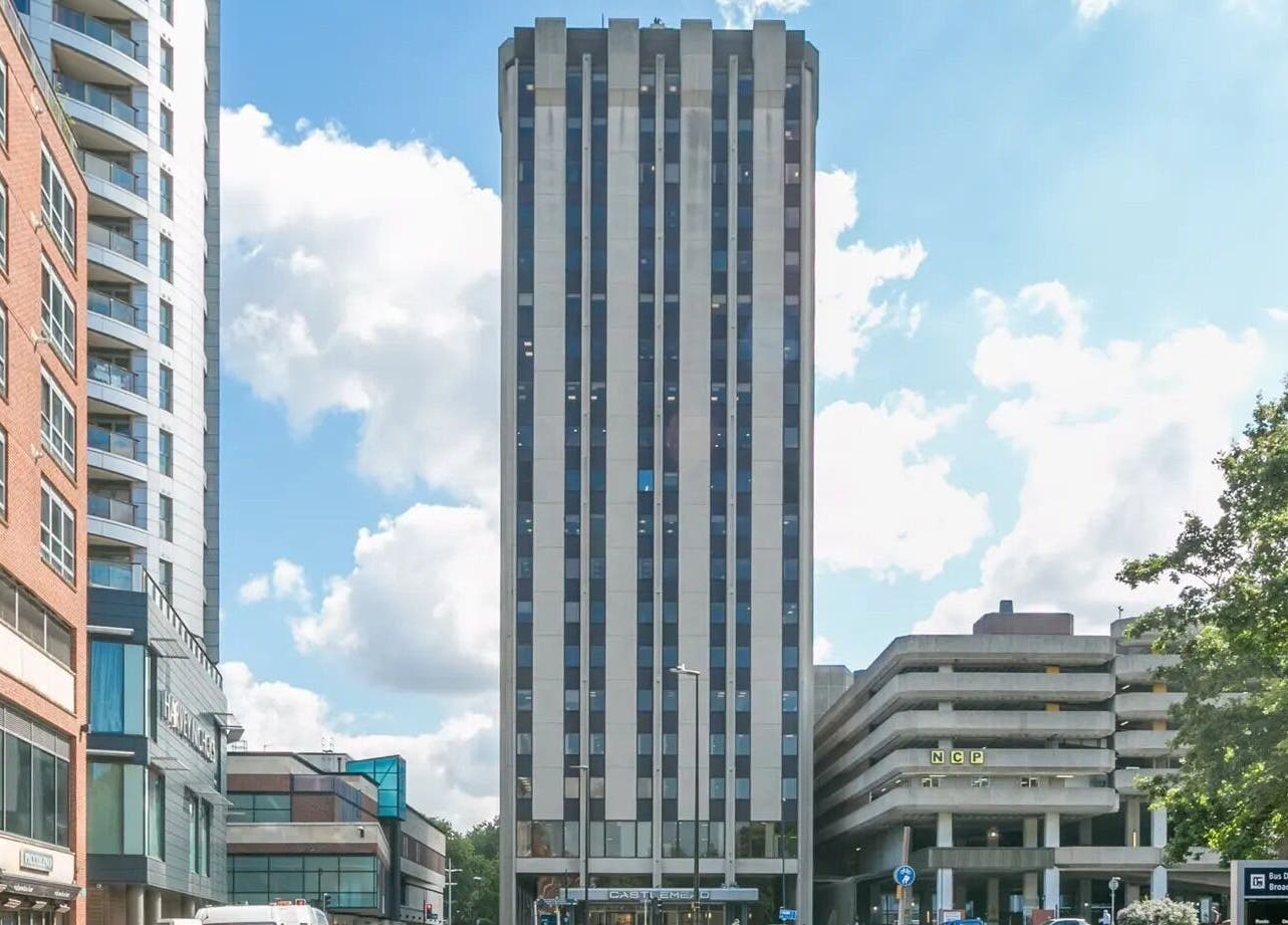 View of SHAPINS Clinic | Bristol in a modern building, Bristol, England, GB, against a blue sky.