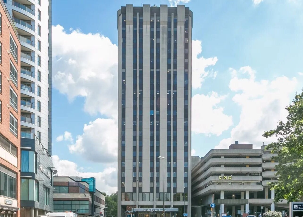 View of SHAPINS Clinic | Bristol in a modern building, Bristol, England, GB, against a blue sky.