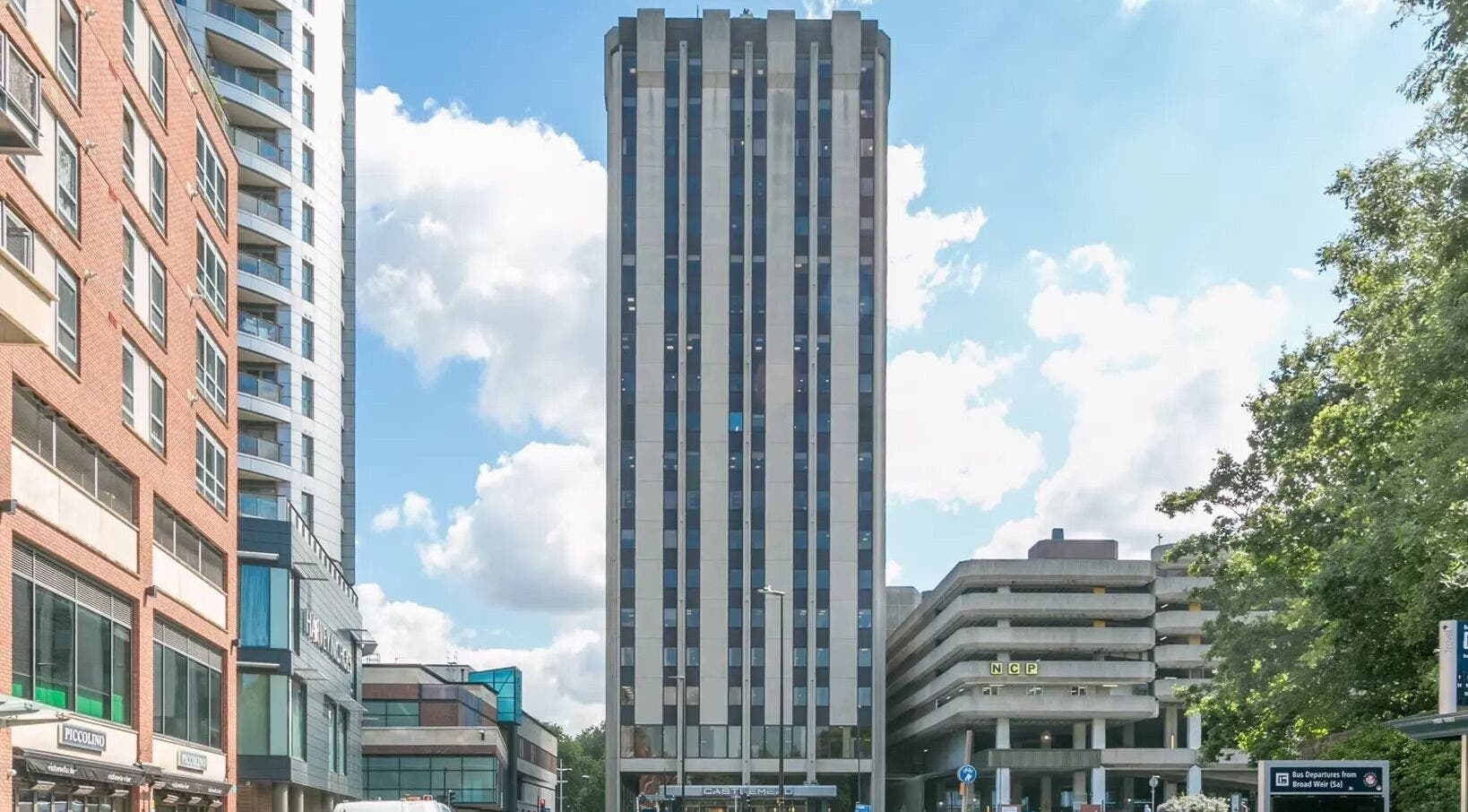 View of SHAPINS Clinic | Bristol in a modern building, Bristol, England, GB, against a blue sky.