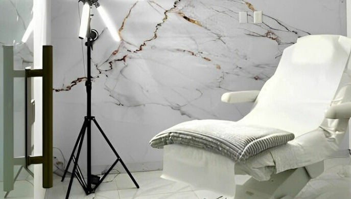 Adore Medispa's serene treatment area in Cancún, Quintana Roo, MX with a plush recliner and soft lighting.