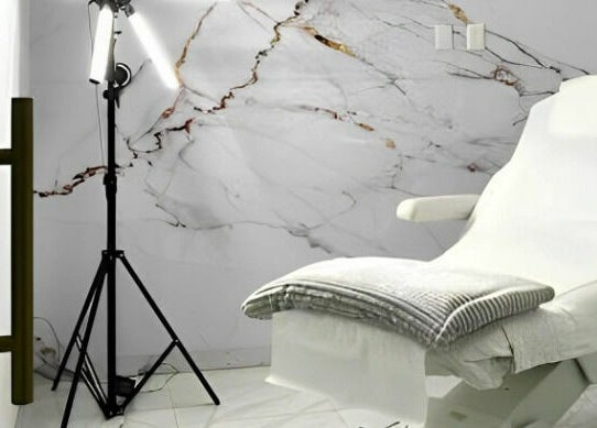 Adore Medispa's serene treatment area in Cancún, Quintana Roo, MX with a plush recliner and soft lighting.