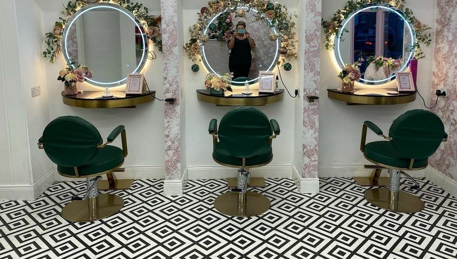 Farrah Rose Salon – obraz 1