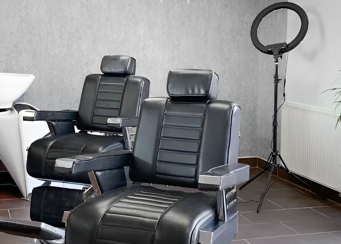 Modern borbélyszékek a Perspective Men’s Grooming szalonban, Budapest, Magyarország.