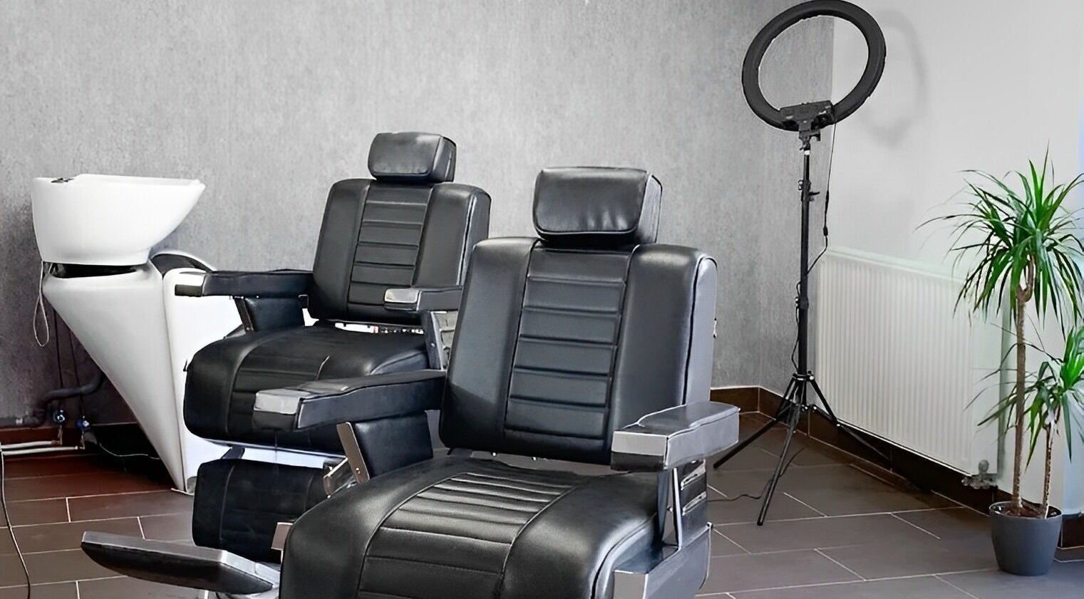 Modern borbélyszékek a Perspective Men’s Grooming szalonban, Budapest, Magyarország.