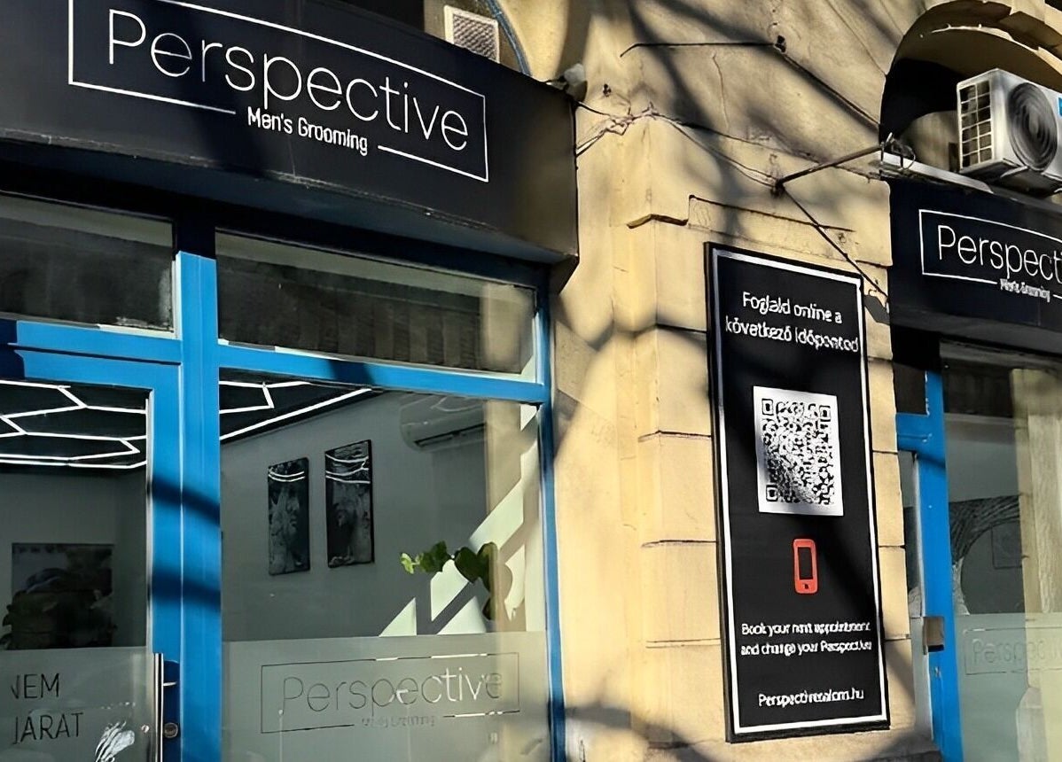 Perspective Men’s Grooming bejárata Budapesten, modern dizájnnal és elegáns homlokzattal.