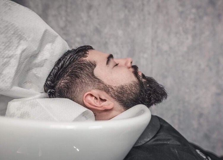 Férfi hajmosás a Perspective Men’s Grooming szalonban, Budapest, Magyar, HU.