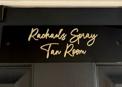 Gloss & Glo spray tan room sign in Paisley, Scotland, GB for a luxurious beauty experience.
