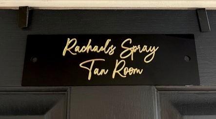 Gloss & Glo spray tan room sign in Paisley, Scotland, GB for a luxurious beauty experience.