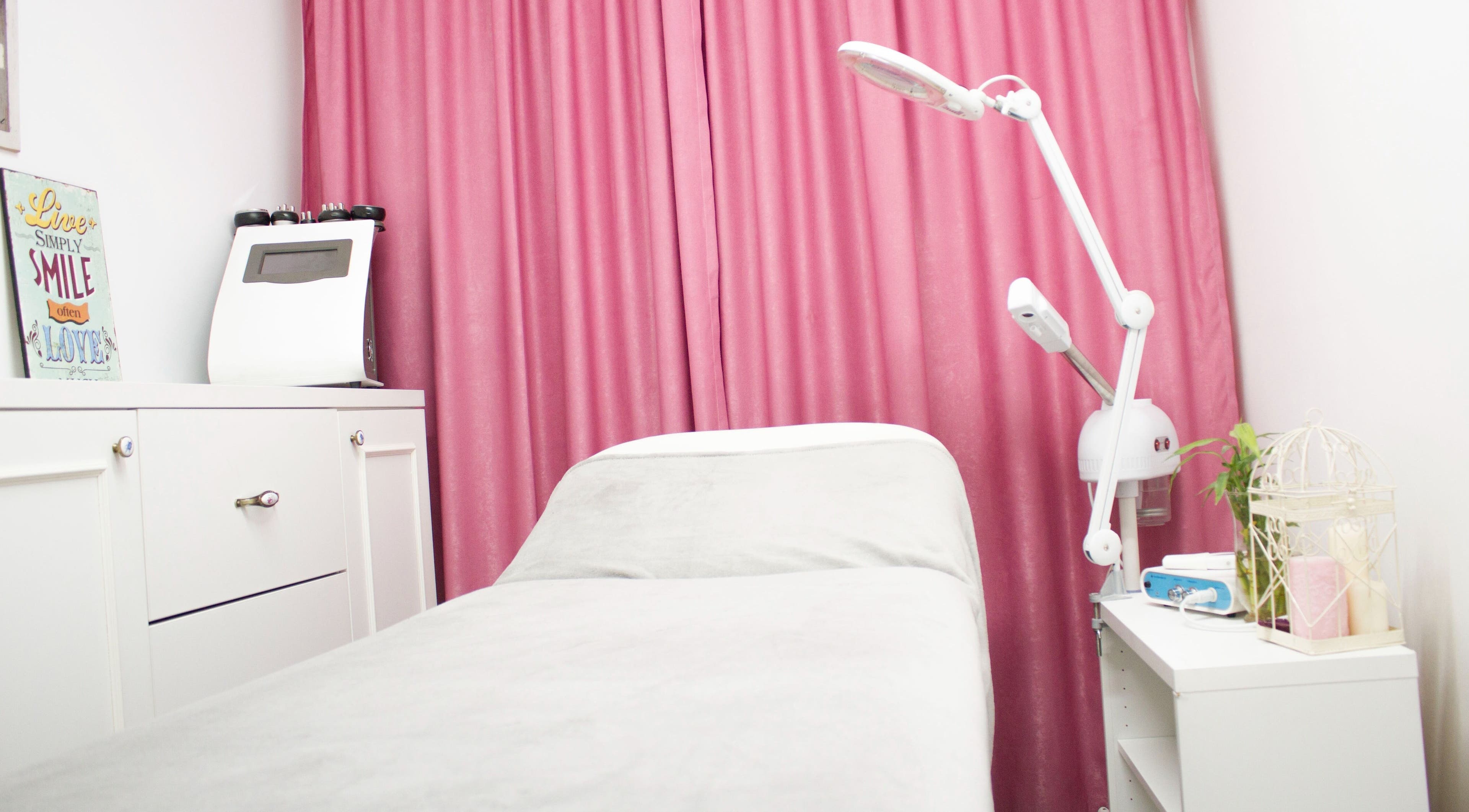 Sala de tratament elegantă la Sugar Beauty Studio, București, București, RO, cu decor roz și alb.