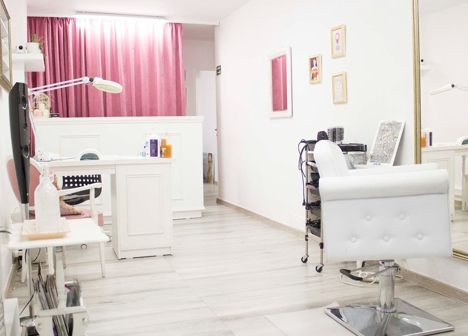 Interior elegant al salonului Sugar Beauty Studio din București, București, RO cu scaune albe și perdele roz.