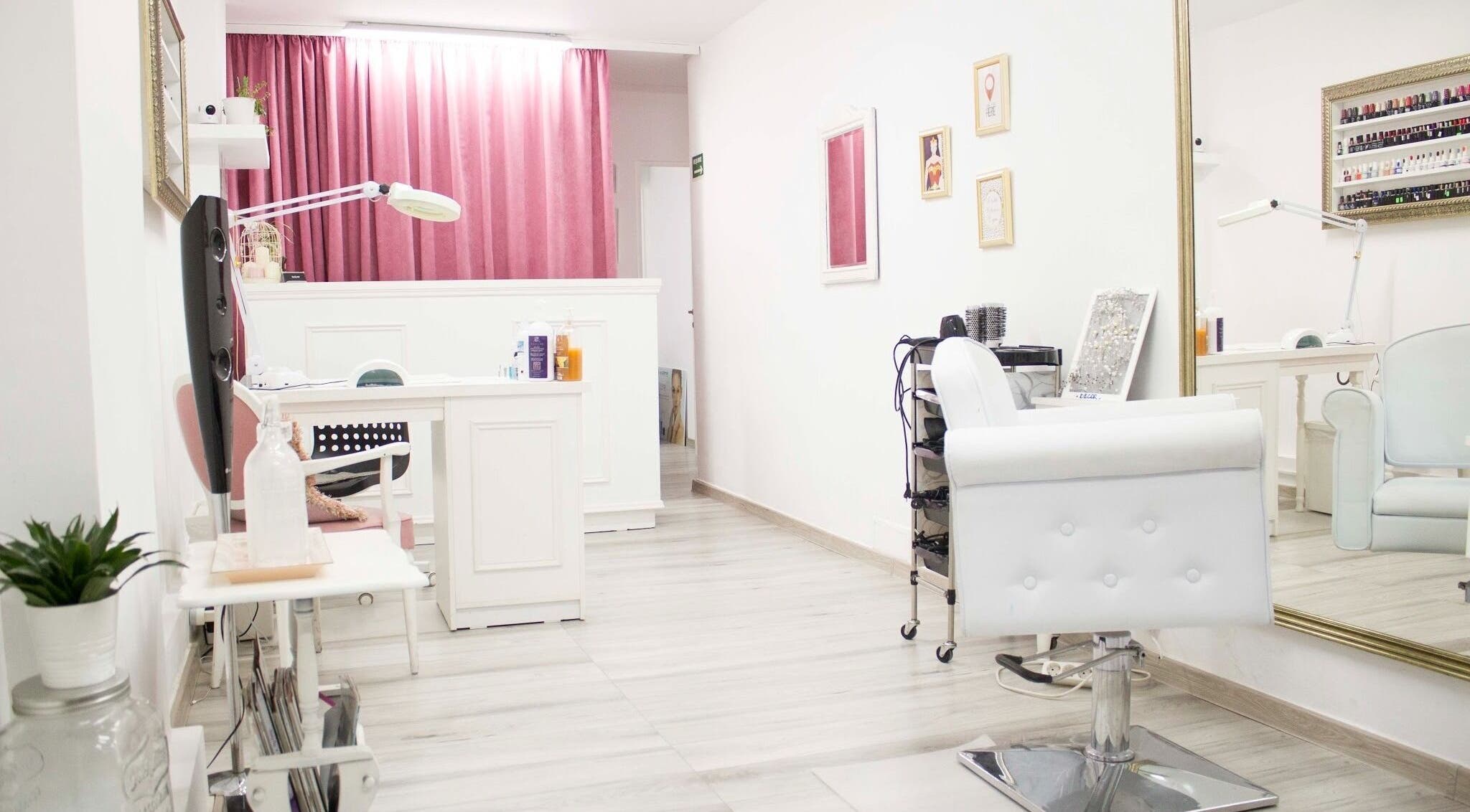 Interior elegant al salonului Sugar Beauty Studio din București, București, RO cu scaune albe și perdele roz.