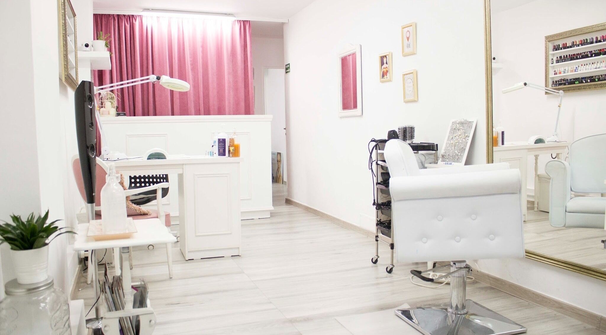 Interior elegant al salonului Sugar Beauty Studio din București, București, RO cu scaune albe și perdele roz.