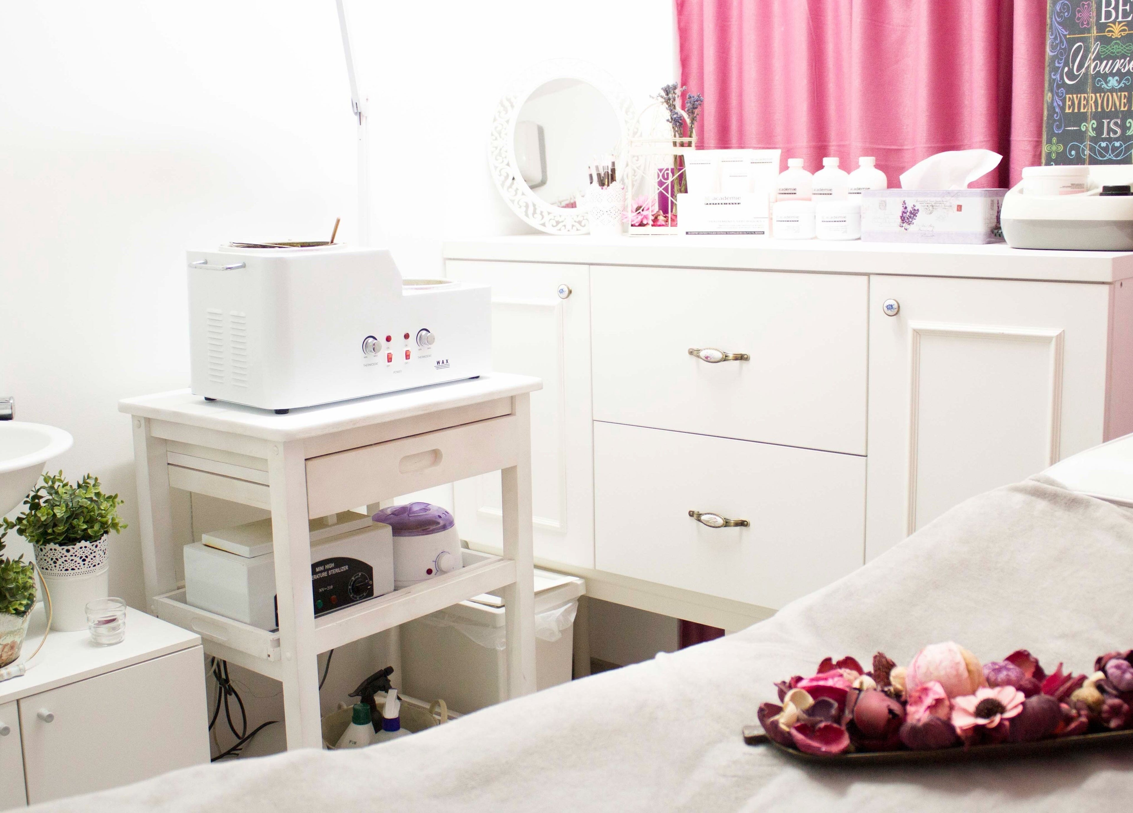 Interior elegant al Sugar Beauty Studio, București, RO, cu atmosferă serenă și accente florale.