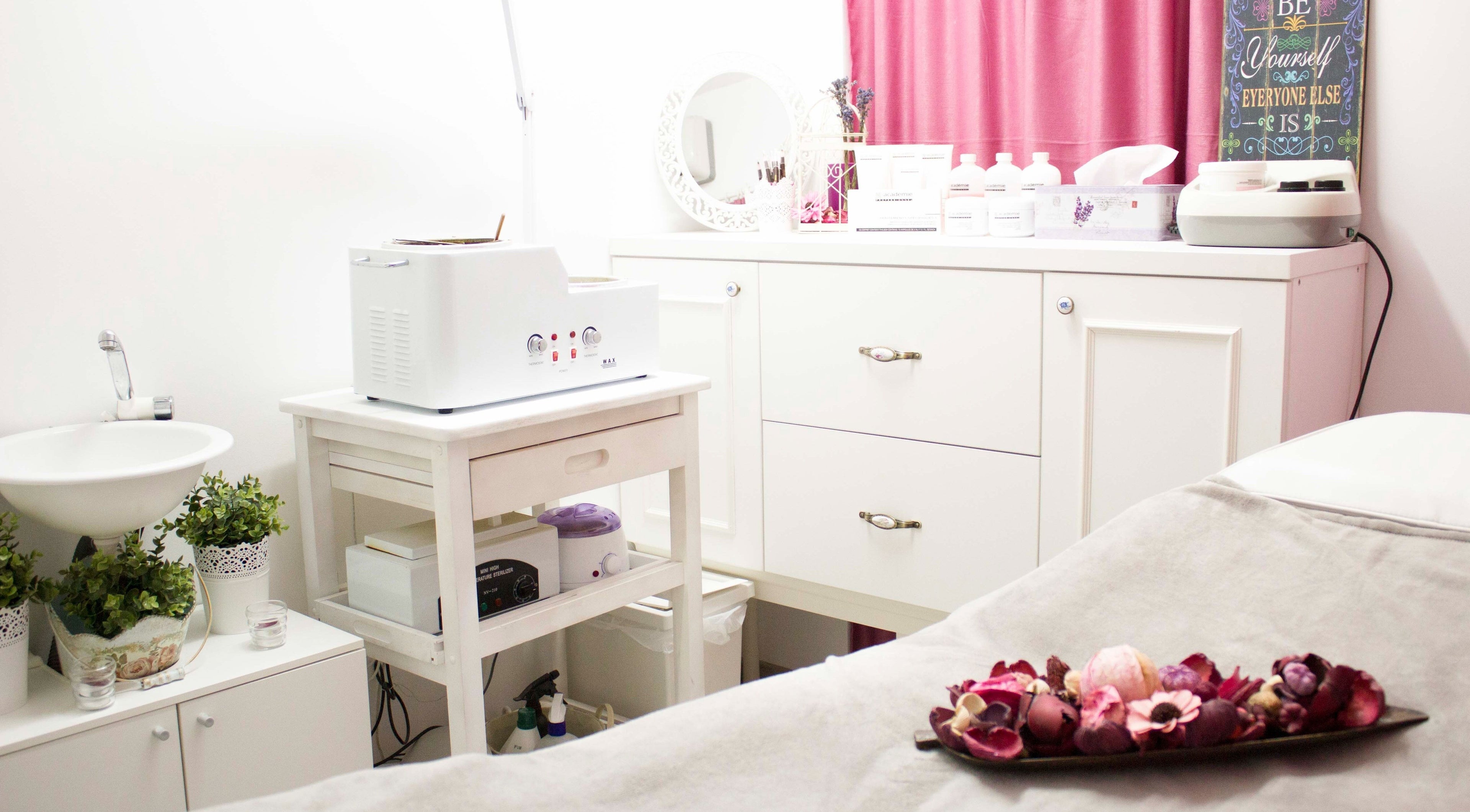 Interior elegant al Sugar Beauty Studio, București, RO, cu atmosferă serenă și accente florale.