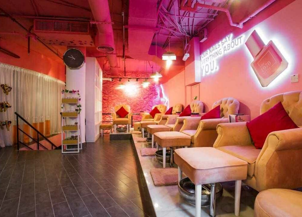 Stylish nail salon seating at The 1978 Suite, Dubai, Dubai, AE, highlighting cozy pink chairs and decor.