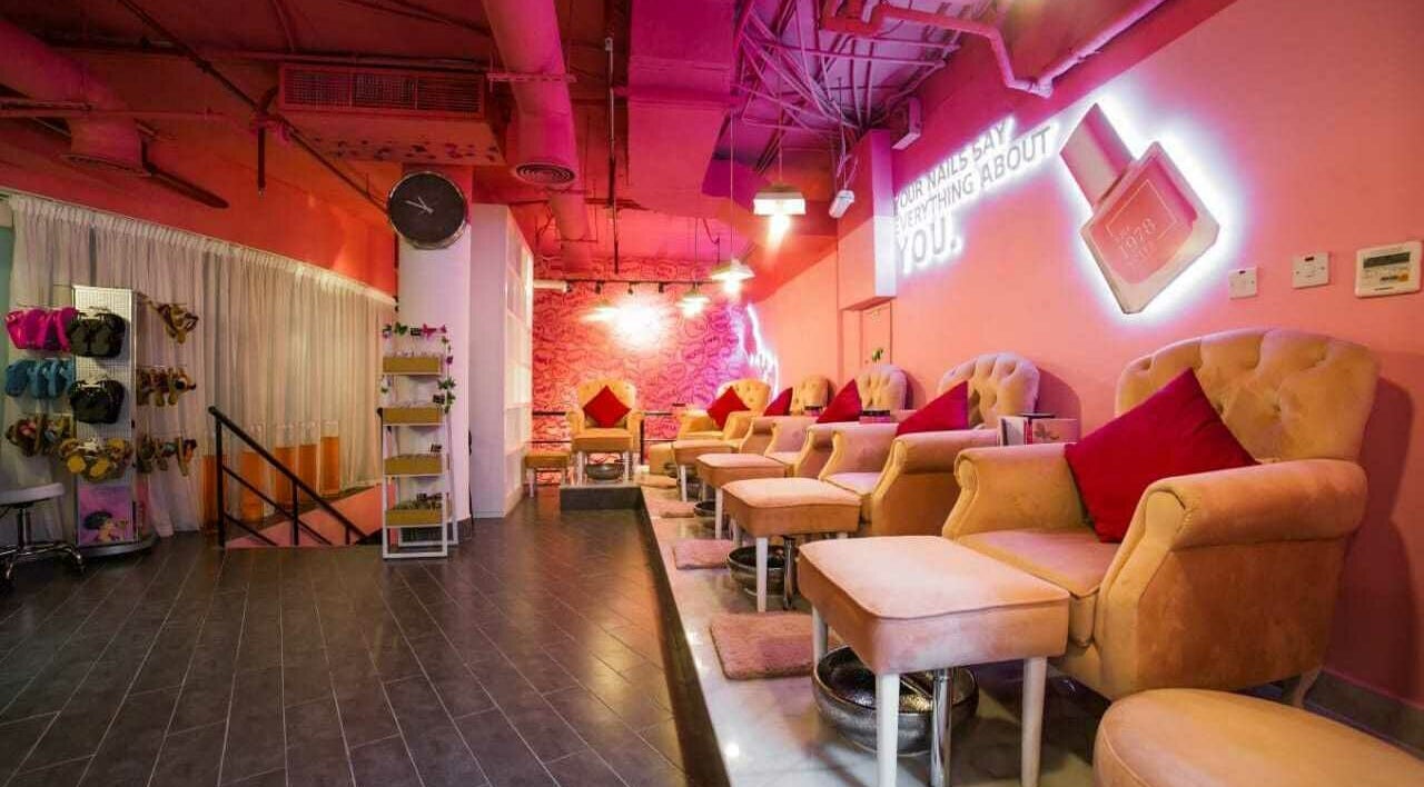 Stylish nail salon seating at The 1978 Suite, Dubai, Dubai, AE, highlighting cozy pink chairs and decor.