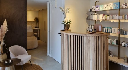 Sfeervolle receptie bij Beautycare Kim in Raamsdonksveer, Noord-Brabant, NL met producten en moderne inrichting.