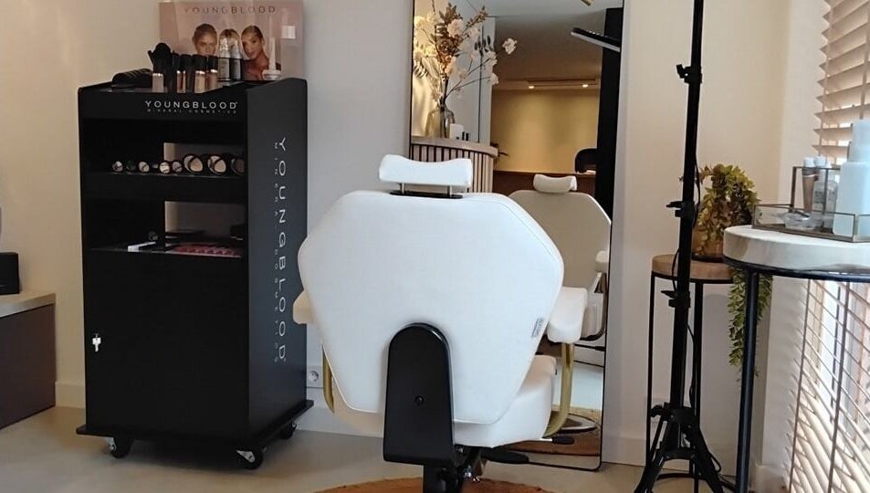 Elegante salonstoel en make-up display bij Beautycare Kim in Raamsdonksveer, Noord-Brabant, NL.