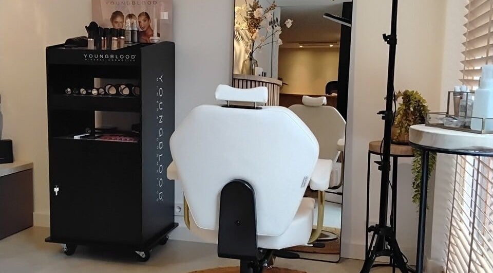 Elegante salonstoel en make-up display bij Beautycare Kim in Raamsdonksveer, Noord-Brabant, NL.