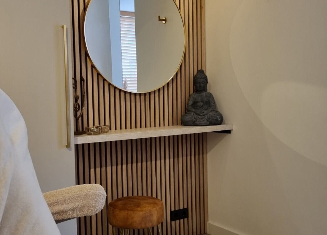 Stijlvol interieur met ronde spiegel en Boeddha bij Beautycare Kim, Raamsdonksveer, Noord-Brabant, NL.