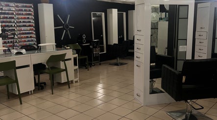 D’Verzanni Salón imej 2