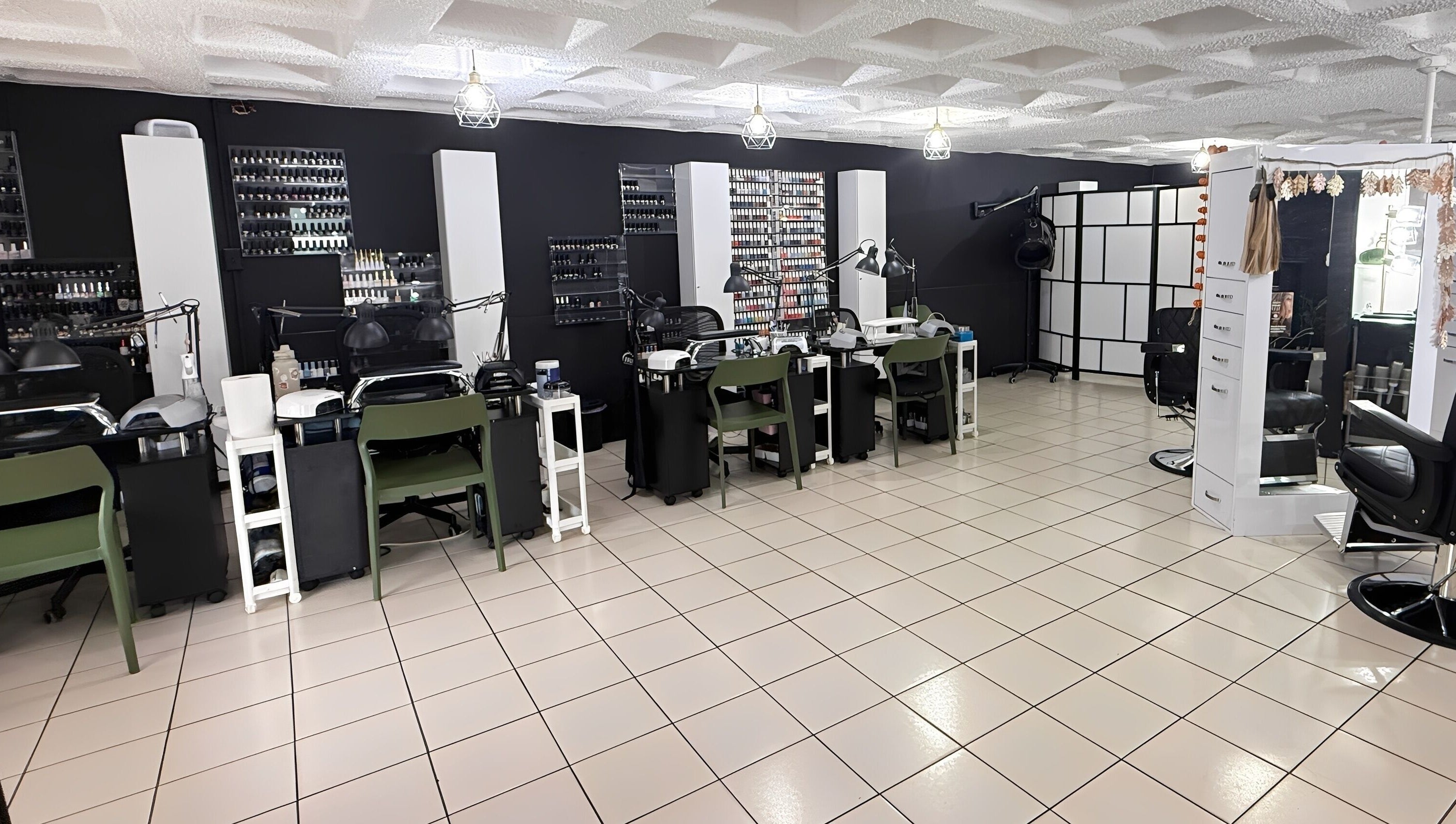 Interior moderno de D’Verzanni Salón en Guaynabo, Guaynabo, PR, mostrando estaciones de belleza y diseño chic.